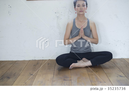 ヨガをする女性 ヨガをする女性 35235736