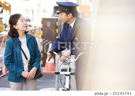 道案内をする警官 道案内をする警官 35235741