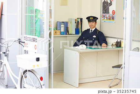 交番に勤務する警官 35235745