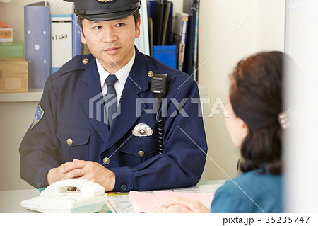 交番で話すシニア女性 交番で話すシニア女性 35235747