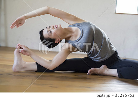 ストレッチをする女性 ストレッチをする女性 35235752