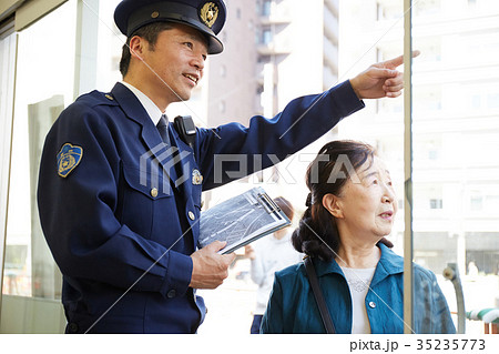 道案内をする警官 道案内をする警官 35235773