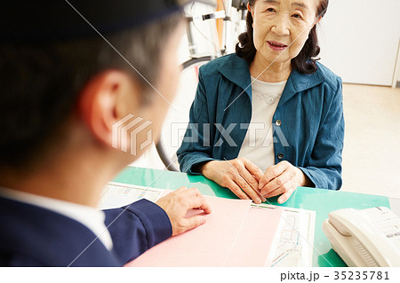 交番で話すシニア女性 交番で話すシニア女性 35235781