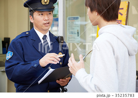 交番で話す男性 35235783