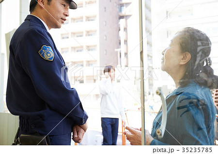 交番で話すシニア女性 35235785