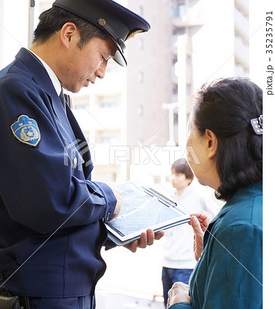 交番で話すシニア女性 35235791