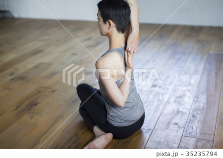 ヨガをする女性 ヨガをする女性 35235794