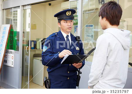交番で話す男性 交番で話す男性 35235797
