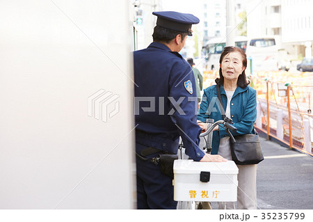 道案内をする警官 道案内をする警官 35235799