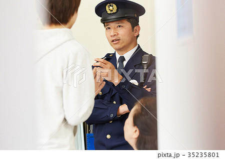 交番で話す男女 35235801