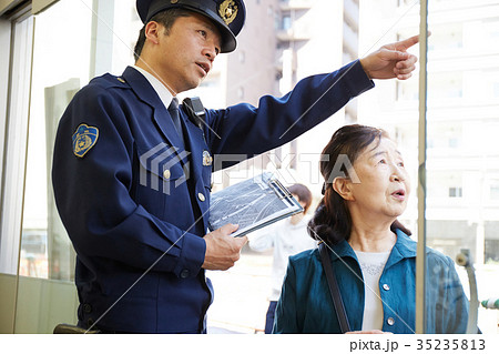 道案内をする警官 35235813