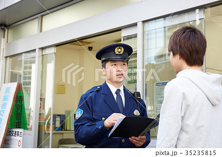 交番で話す男性 35235815