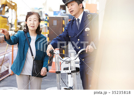 道案内をする警官 35235818