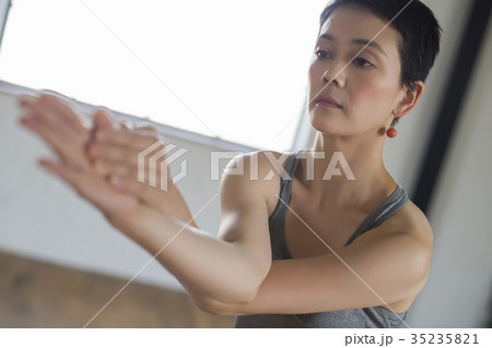 ヨガをする女性 35235821