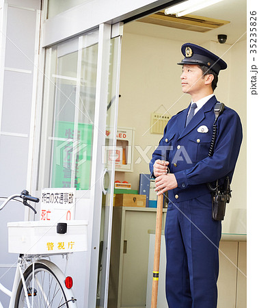 交番の前に立つ警官 35235826