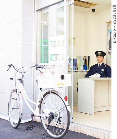 交番に勤務する警官 35235828