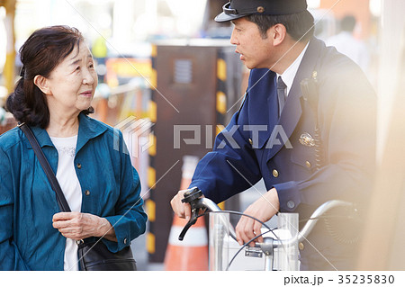 道案内をする警官 35235830