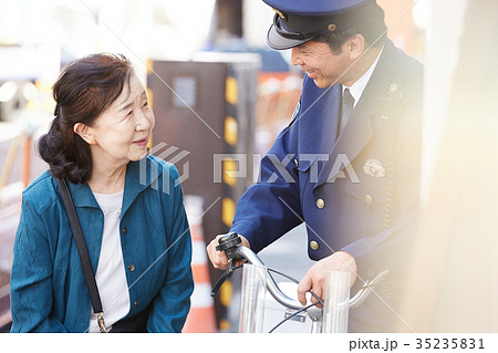 道案内をする警官 35235831