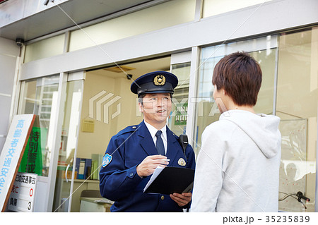 交番で話す男性 35235839