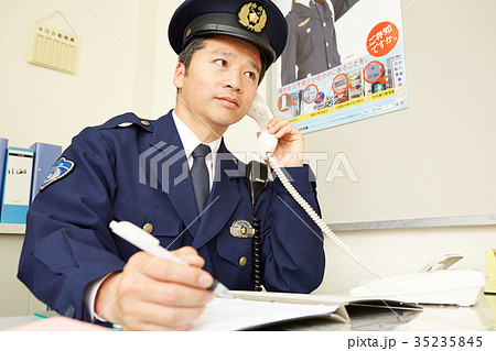 交番に勤務する警官 35235845