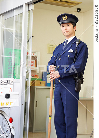 交番の前に立つ警官 35235850