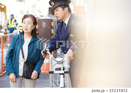 道案内をする警官 35235852