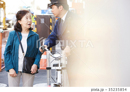 道案内をする警官 35235854