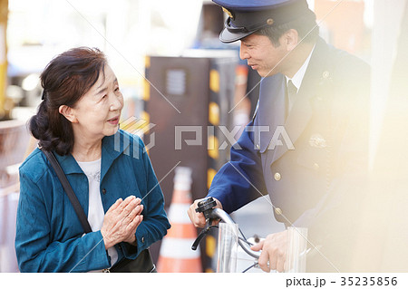 道案内をする警官 道案内をする警官 35235856