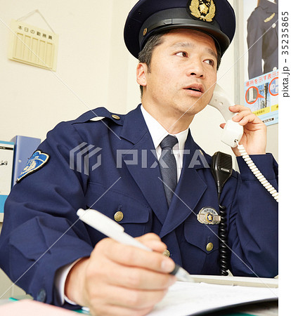 交番に勤務する警官 交番に勤務する警官 35235865