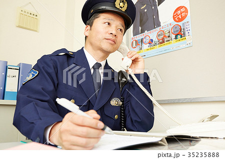 交番に勤務する警官 35235888