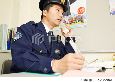 交番に勤務する警官 35235908