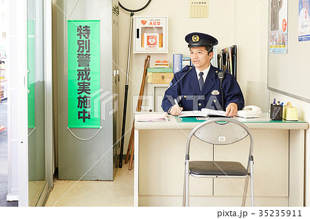交番に勤務する警官 35235911