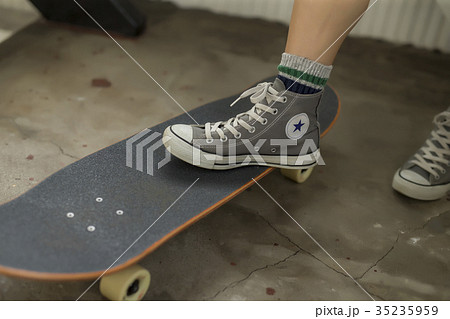 スケボーに足を乗せる スケボーに足を乗せる 35235959