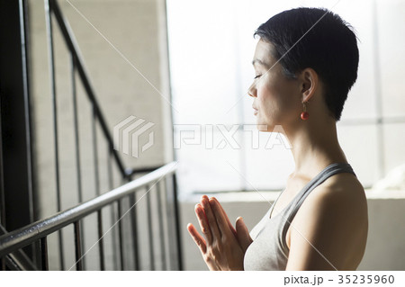 ヨガをする女性 ヨガをする女性 35235960