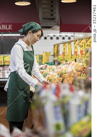 スーパー店員 品出し 商品管理 イメージ スーパー店員 品出し 商品管理 イメージ 35237461
