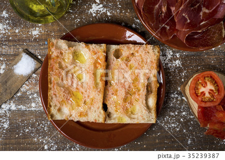 catalan pa amb tomaquet and serrano ham 35239387