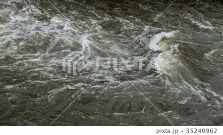 増水した川の流れ　b 16:9 35240962