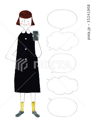 スマホを見せる女子 スマホを見せる女子 35241908