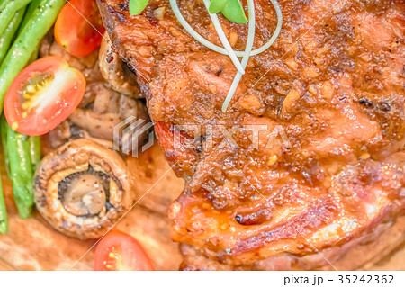 Tasty grilled ribs with vegetables Tasty grilled ribs with vegetables 35242362