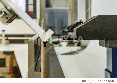 operator bending metal sheet by sheet bending mach 35244850