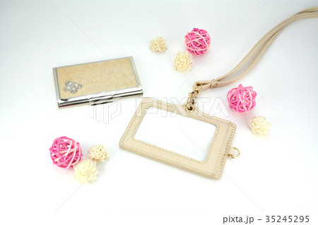 ネームタグと名刺入れ 35245295