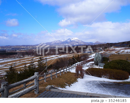 雪の有珠山 35246185