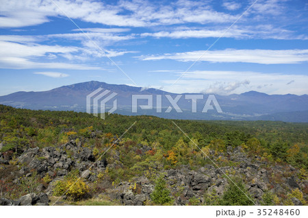 鬼押し出しから万座方面の風景 紅葉し始め 鬼押し出しから万座方面の風景 紅葉し始め 35248460