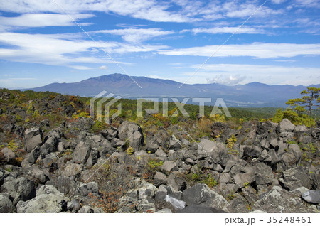 鬼押し出しから万座方面の風景　紅葉し始め 35248461