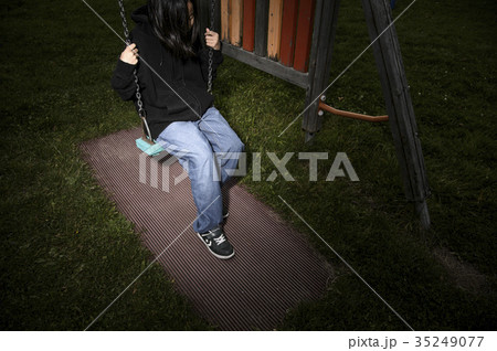 落ち込む子ども 35249077