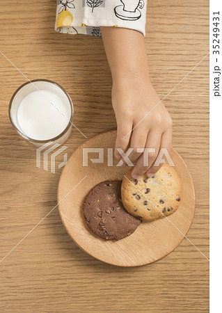 クッキーを食べる子供の手元 クッキーを食べる子供の手元 35249431