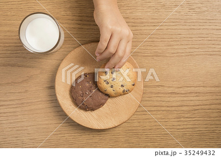 クッキーを食べる子供の手元 クッキーを食べる子供の手元 35249432