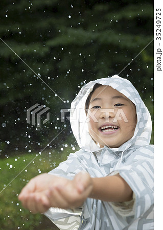 雨の日にカッパを着て外に出る子供 雨の日にカッパを着て外に出る子供 35249725
