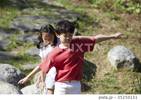少年 小学生 腕広げる 35250131