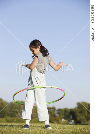 少女 子供 フラフープ 35250399